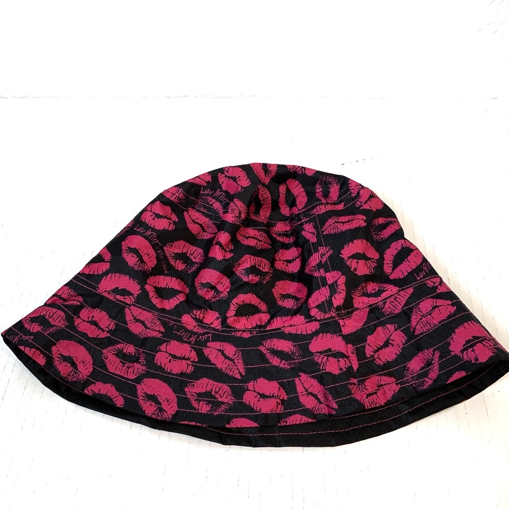 Betsey Johnson Bucket Hat Lipstick Kisses Reversible Black Pink Beach Vacation